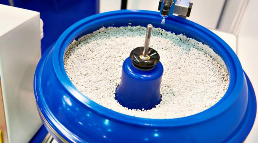 Cleaning and Lubrication in Vibratory Grinding and Polishing Systems